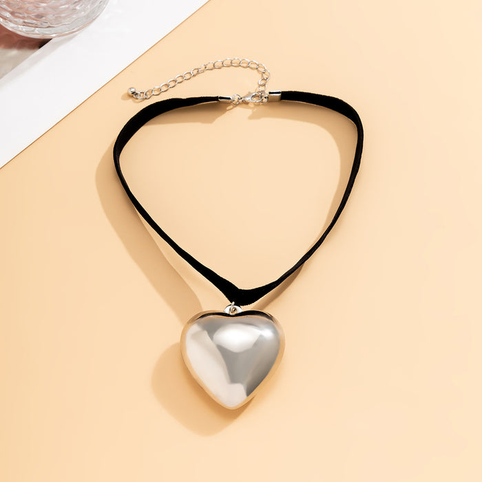 Minimalist and niche heart-shaped necklace for women